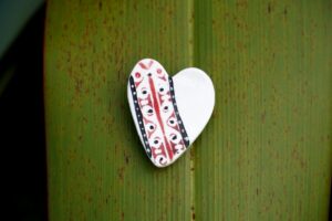porcelain brooch with New Zealand symbols